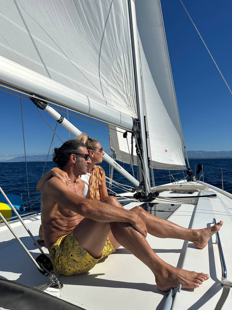 Coppia abbracciata sulla barca a vela